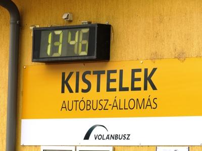 Kistelek city bus station - Clock and inscription - Hungary-stock-foto
