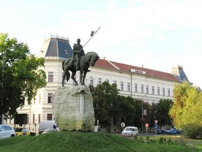 Makó - József Attila High School and St. Stephen Statue-stock-foto