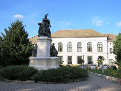 Makó - Széchenyi square - Heroic monument - Hungarian-Rumanian Cross-border Business center-stock-foto