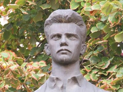 Statue of great hungarian poet József Attila - Makó-stock-foto