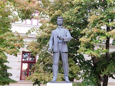 Statue of great hungarian poet József Attila - Makó-stock-foto