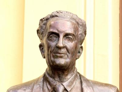 Szent-Györgyi Albert scientist - NObel Prize winner - Statue - Szeged-stock-foto