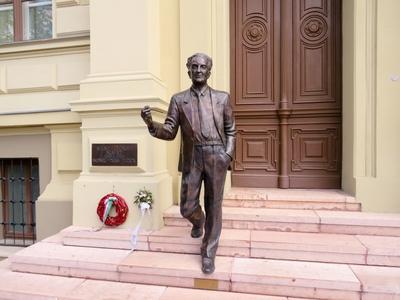 Statue of Szent-Györgyi Albert - Nobel Prize winner scientist - Szeged-stock-foto