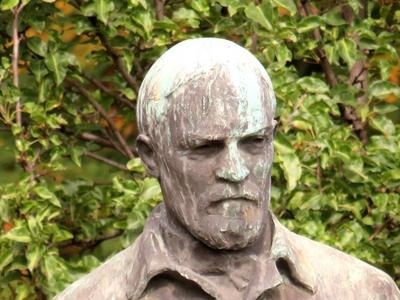 Statue of Hungarian poet Juhász Gyula - Szeged-stock-foto