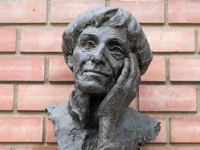 Bust of Kossuth prize winner writer Jankovszky Éva - Szeged-stock-foto