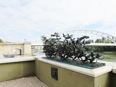 Day fly statue - Tisza river - Szeged-stock-foto