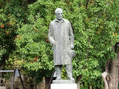 Statue of Hungarian poet Juhász Gyula - Szeged-stock-foto