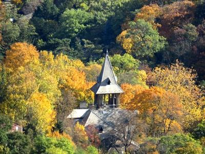Towering cottage in autumn frame on János Hill - Budapest-stock-foto