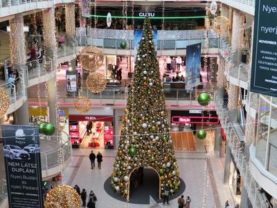 Christmas ornaments - Budapest - Shopping center-stock-foto