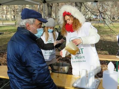 Lady handing out mulled wine in the poor kitchen - Budapest - Chirstmas-stock-foto
