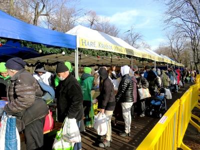 Deprived people at the Christmas food distribution -  Budapest.-stock-foto