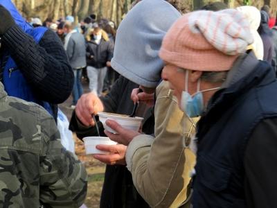 Hot soup eaters - Poor people's kitchen - Budapest - Chirstmas-stock-foto