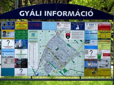 Gyál, 2010. április 24.Gyáli információs tábla.-stock-foto