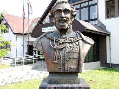 Gyál, 2010. április 24.Széchenyi István gróf gyáli mellszobra. Barth Károly szobrászművész alkotása (2005).-stock-foto