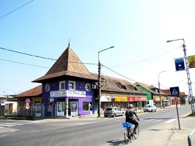 Gyál, 2010. április 24.A gyáli főutca részlete üzletekkel.-stock-foto