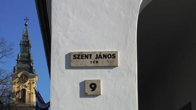 Kiskunfélegyháza, 2010. november 14.A Szent János téri Hattyúház és az Óplébánia Sarlós Boldogasszony templom tornya.-stock-foto