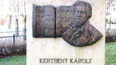 Kiskunfélegyháza, 2010. november 14.Kertbeny Károly (Karl-Maria Benkert), Petõfi Sándor német mûfordítójának dombormûve a Béke téren. Krasznai János szobrászmûvész alkotása (2003).-stock-foto