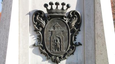 Kiskunfélegyháza, 2010. november 14.Kiskunfélegyháza címere az Országzászló emlékmû oldalán.-stock-foto