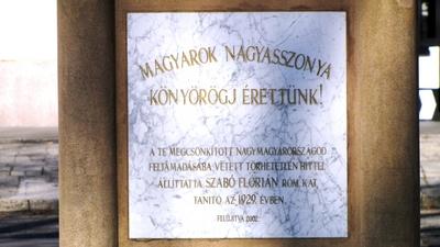 Kiskunfélegyháza, 2010. november 14.A Magyarok Nagyasszonya szobor talapzatán elhelyezett tábla.-stock-foto