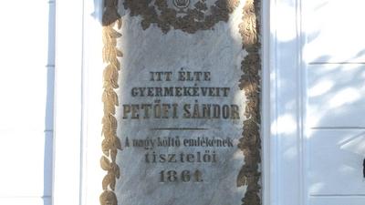 Kiskunfélegyháza, 2010. november 14.A Petõfi-ház falán elhelyezett tábla.-stock-foto