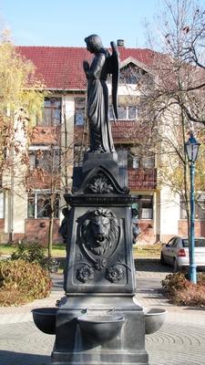 Kiskunfélegyháza, 2010. november 14.Az Angyalos kút (Kalmár kút) a Móra Ferenc téren. R. Blansko alkotása 1897-bõl.-stock-foto
