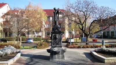Kiskunfélegyháza, 2010. november 14.Az Angyalos kút (Kalmár kút) a Móra Ferenc téren. R. Blansko alkotása 1897-bõl.-stock-foto