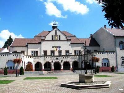 Htavn - Hungary - City Hall and Main square-stock-foto