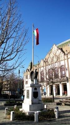 Kiskunfélegyháza, 2010. november 14.Az Országzászló emlékmû a Szent János téren. Martinelli Jenõ alkotása (1934). Háttérben a városháza.-stock-foto