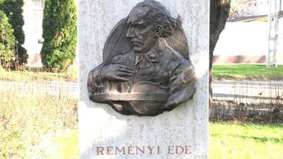 Kiskunfélegyháza, 2010. november 14.Reményi Ede (Hoffmann Ede) zeneszerzõ és hegedûmûvész dombormûve a Béke téren. Õ kezdeményezte a Petõfi-szoboralapra való gyûjtést. A dombormûvet Lantos Györgyi szobrászmûvész alkotta 2008-ban.-stock-foto