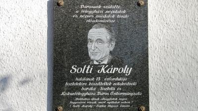 Kiskunfélegyháza, 2010. november 14.Solti Károly emlkéktábla a Petõfi Sándor utca 9. sz. ház falán.-stock-foto