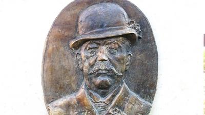 Kiskunfélegyháza, 2010. november 14.Pásztor Ferenc, Petõfi-kutató dombormûve a Béke téren. Lantos Györgyi szobrászmûvész alkotása (2009).-stock-foto