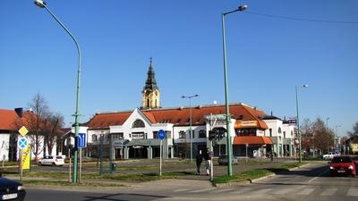 Kiskunfélegyháza, 2010. november 14.A belvárosi Szent János tér az Óplébánia Sarlós Boldogasszony templom tornyával.-stock-foto
