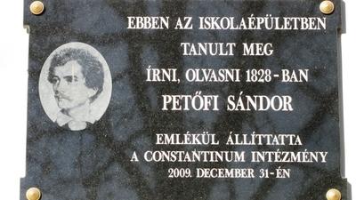 Kiskunfélegyháza, 2010. november 14.Petõfi Sándor iskolás éveire emlékeztetõ tábla a kiskunfélegyházai Constantinum falán.-stock-foto