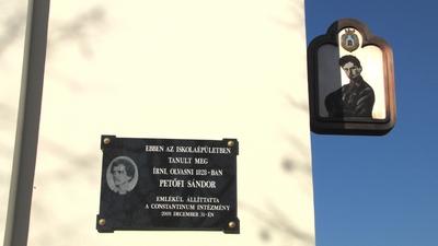 Kiskunfélegyháza, 2010. november 14.Pwetõfi Sándorra emlékeztetõ táblák a kiskunfélegyházai Constantinum intézmény falán.-stock-foto