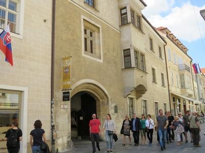 Bratislava (Pozsony), 19 May 2018The Academia Istrapolitana. Originally founded by the Hungarian King Mátyás, it gve home to the Danube Academy in the 15th Century.Az Academia Istrapolitana. Eredetileg a Mátyás magyar király alapította Dunai Akadémia épülete volt a XV. sz-ban.-stock-foto