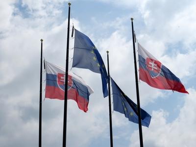 Bratislava (Pozsony), 19 May 2018The flags of Slovakia end the European Union.Szlovák nemzeti és Európai Uniós zászlók.-stock-foto