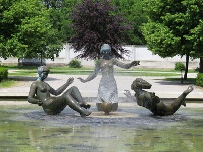 Bratislava, 19 May 2018Fountain of Girls playing in water in Grassalkovich palace park.Vízben játszó lányok szökõkút szobor a Grassalkovich palota parkjában.-stock-foto