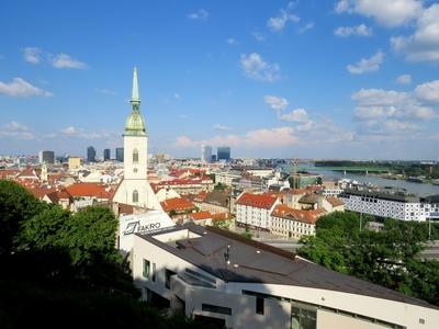 Bratislava (Pozsony), 19 May 2018View of Bratislava with the St. Martin's Cathedral Tower. The Danube river from the Right.Pozsonyi látkép a Szent Márton dóm tornyával. Jobbra a Duna.-stock-foto
