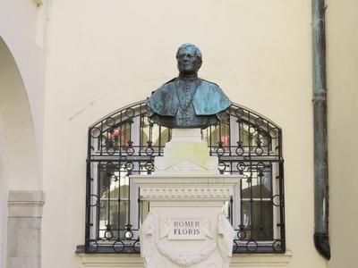 Bratislava (Pozsony), 27 May 2018Bust of the Father of Hungarian Archeology, Rómer Flóris in the Old City Hall Garden.Rómer Flóris (1815-1889), A magyar régészet atyjának mellszobra a pozsonyi óvárosháza udvarában.-stock-foto