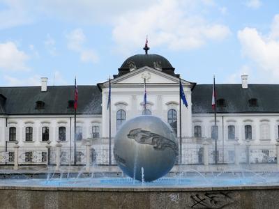 Bratislava (Pozsony), 19 May 2018The Grassalkovich Palace, the office of the President of the Slovak Republic.Fountain before.A Grassalkovich palota, a szlovák köztársasági elnök hivatala. Elõtte szökõkút.-stock-foto