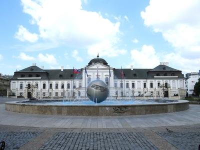 Bratislava (Pozsony), 19 May 2018The Grassalkovich Palace, the office of the President of the Slovak Republic.Fountain before.A Grassalkovich palota, a szlovák köztársasági elnök hivatala. Elõtte szökõkút.-stock-foto