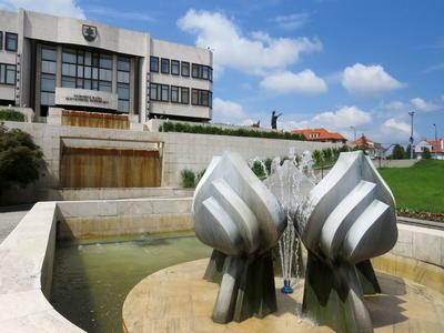 Bratislava (Pozsony), 19 May 2018The building of the National Council (Parlliament) of Slovakia. Fountain before.A Szlovák Nemzeti Tanács (parlament) épülete. Elõtte szökõkút.-stock-foto