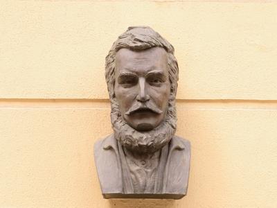 Bratislava (Pozsony), 19 May 2018Head sculpture of ¼udovít Štúr, leader of the Slovak National Movement, the creator of the Slovak literary language.¼udovít Štúr (1815-1856), a szlovák nemzeti mozgalom vezetõje, a szlovák irodalmi nyelv megteremtõjének fejszobra.-stock-foto