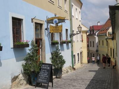 Bratislava (Pozsony), 19 May 2018Street leading to the Castle Hill with a restaurant.A várhegyre vezetõ utca vendéglõvel.-stock-foto