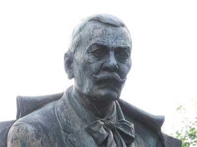 Bratislava (Pozsony), 19 May 2018Slovakian poet, dramatist, translator Pavol Országh-Hviezdoslav's statue.Hviezdoslav vagy Pavol Országh-Hviezdoslav (1849-1921) szlovák költõ, drámaíró, mûfordító szobra. Vojtech Ihriský 1937-ben készült alkotása.-stock-foto