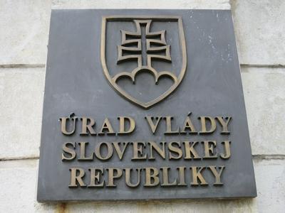 Bratislava (Pozsony), 19 May 2018The door plete in slovak language of the Office of Prime Minister of the Slovak Republic.A szlovák miniszterelnökség szlovák nyelvû névtáblája a miniszterelnöki palota bejáratában.-stock-foto