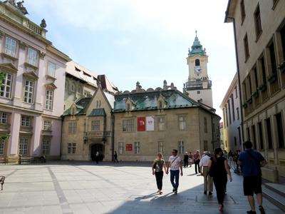 Bratislava (Pozsony), 27 May 2018The Old City Hall from the Archbishop Square. From the Left the Archbishop Palace.Az Óvárosháza a Hrecegprímás tér felõl. Balra az érseki palota.-stock-foto