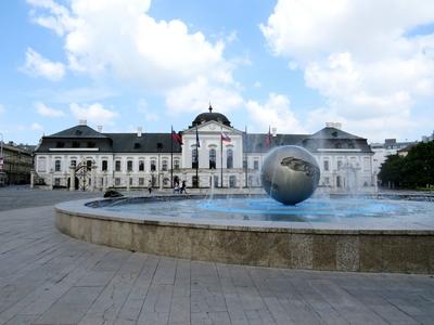 Bratislava (Pozsony), 19 May 2018The Grassalkovich Palace, the office of the President of the Slovak Republic.Fountain before.A Grassalkovich palota, a szlovák köztársasági elnök hivatala. Elõtte szökõkút.-stock-foto