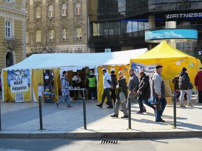 Help tent - Budapest - Ukrainian refugees-stock-foto