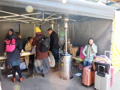 Ukrainian refugees - Budapest - Warming tentr-stock-foto